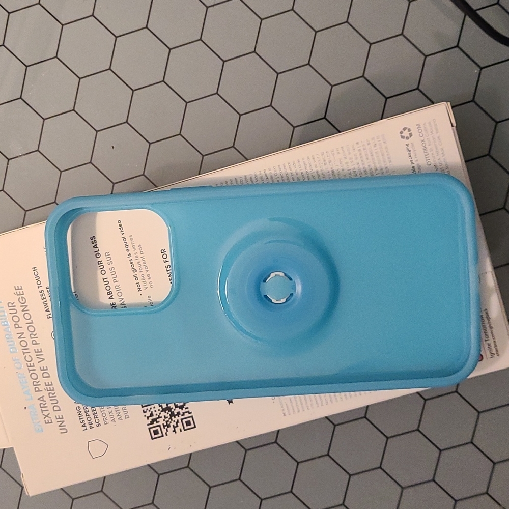IPhone 14 pro max case and screen protector - Picture 3 of 4